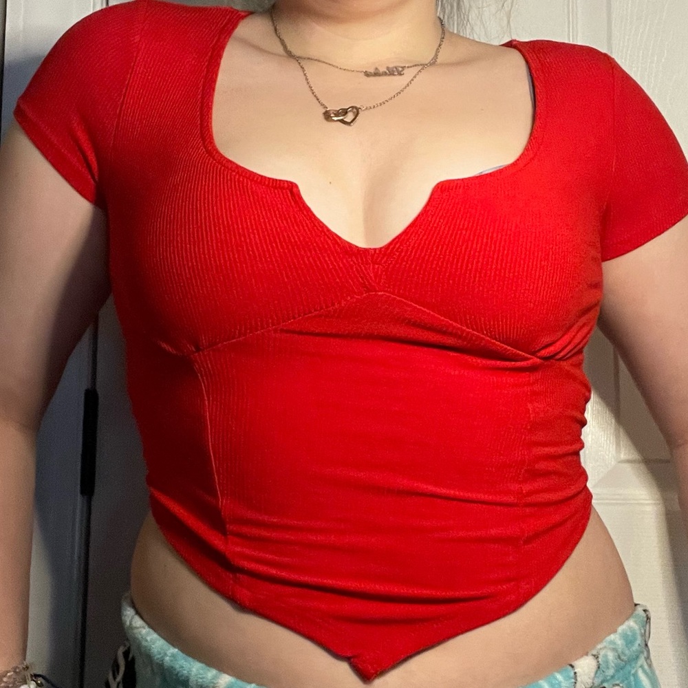 cropped red short sleeve